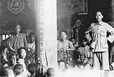 1933 年,毛泽东(右一)在中央苏区八县贫农团代表大会上